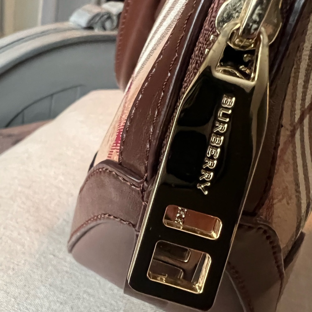 BEUTIFUL BURBERRY BAG - Picture 11 of 15